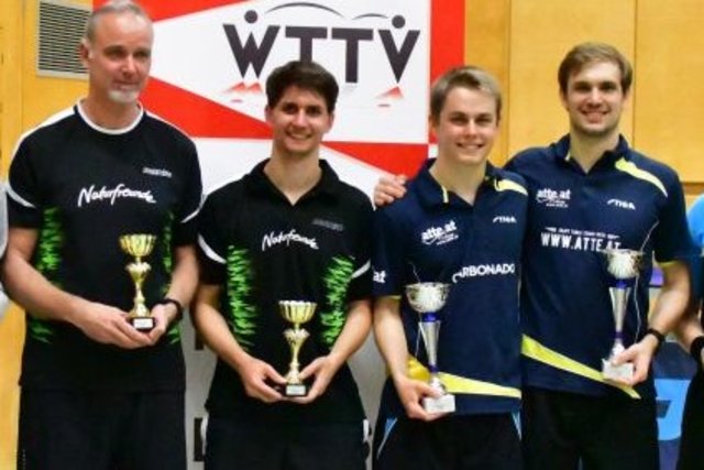 Die Finalkisten im Herrendoppel:
v.l  2Platz Andi Kopriva und Rainer Hirk,  1.Platz Stengel-Schuster (Langenzersdorf)
