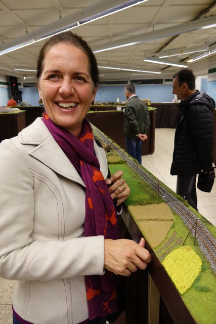 Auch WOCHE Redaktionsleiterin Waltraud Fischer nahm die erweiterte Sulmtalbahn-Modelleisenbahn in Augenschein | Foto: Heribert Kindermann
