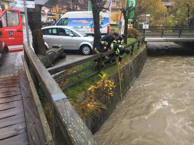 In Mallnitz werden die Pegelstände laufen kontrolliert und auch Sandsäcke wurden schon von den Feuerwehrkameraden gefüllt