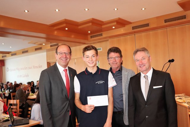 Zum zweiten Mal in Folge wurde Moritz Purgstaller Junioren-Trial-Staatsmeister. Bgm. Josef Birnstingl, GK Franz Moritz und Vzbgm. Werner Kahr gratulierten namens der Gemeinde. | Foto: Edith Ertl