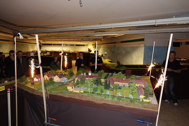 Mit einem Feuerwerk wurden die neuen Modelle von Schloss Ottersbach und Kremsner Mühle den Besuchern der Herbstausstellung erstmals in Gleinstätten präsentiert | Foto: Heribert Kindermann