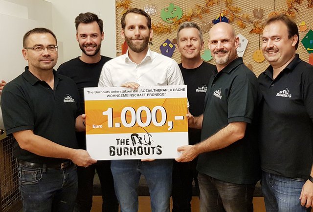 Spendenübergabe:  Christian Schulte, Thomas Baldasti, Robert Krammer (Wohngemeinschaft Pronegg), Robert Seier, Inger Bauer und Markus Appenzeller | Foto: The Burnouts