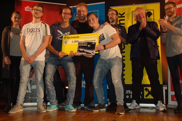 Die Gemeinderäte Kristin Stocker (links) und Erik Hofer (ganz rechts) mit David Piribauer (Mitte) von "The Mushroom Studio" Tonstudio und Sponsor eines ganzen Aufnahmetages und FlipNFlop.
 | Foto: Helmuth Fink