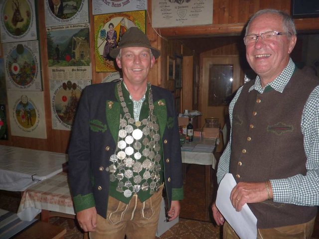 OSM Günter Kaube sen. mit dem alten und neuen Schützenkönig Günter Kaube jun. | Foto: Kranzlschützenverein Ebensee