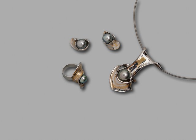 Alfred J. Römer, Collier, Platin-Feingold mit Tahitiperle und Brillanten, gefertigt in Mokume-Gane, 1998 | Foto: Foto: David M Peters / Wiener Schmucktage 2018