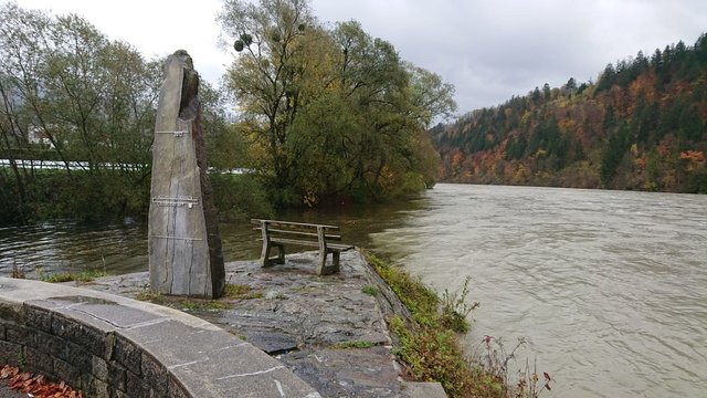 Dieser Gedenkstein zeigt an der Spitze die Höhe der Jahrhundertflut in Lavamünd vom Jahr 2012 an | Foto: WOCHE (alle)