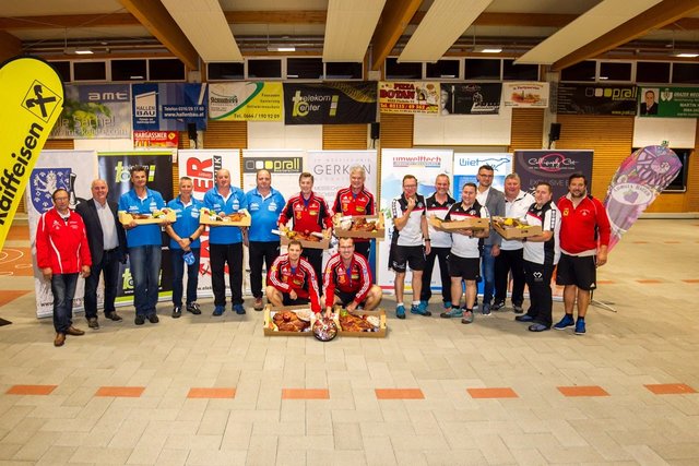 Die besten Teams des A-Bewerbs rund um die Mannen der RSU Leitersdorf (M.).  | Foto: ESV Petersdorf II, Thomas Voit