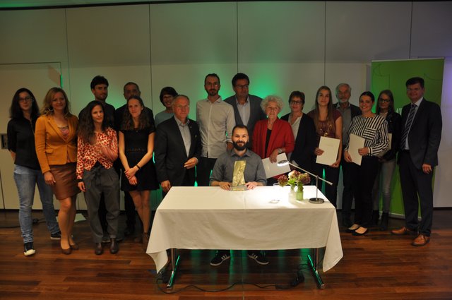 Die frisch gekürten Preisträger des Literaturwettbewerbes der Stadt Feldbach zum Thema „Eine ungewöhnliche Begegnung“ bei der Preisverleihung im Zentrum mit Vertretern der Stadtgemeinde.