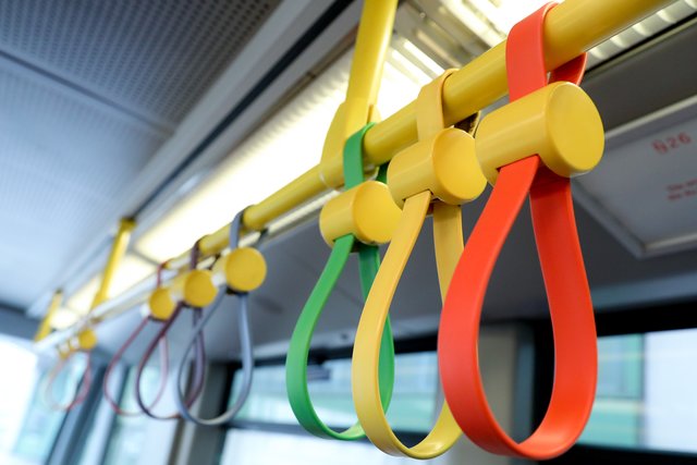 Es gibt neue Halteschlaufen im Regenbogenfarben-Design in der U6.