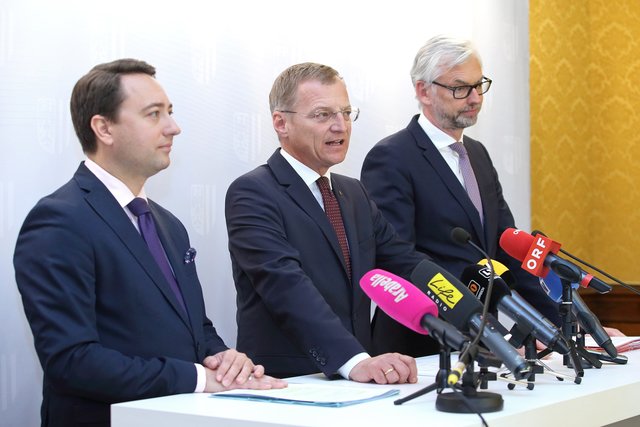 v. l.: Landeshauptmann-Stellvertreter Manfred Haimbuchner, Landeshauptmann Thomas Stelzer und Landeshauptmann-Stellvertreter Michael Strugl. | Foto: Land OÖ/Daniel Kauder