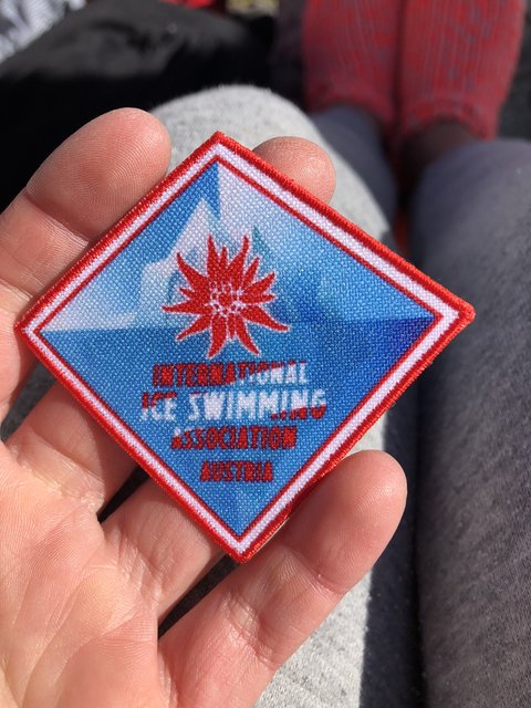 Mit Stolz wird das Abzeichen präsentiert. 