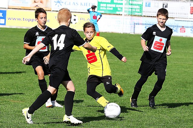 Schwanbergs Jonathan Pansi (gelb) demonstrierte bei der Schülerliga in Hollenegg Freude am Fußball. | Foto: Franz Krainer