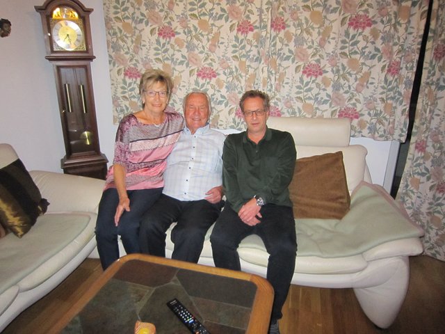 Jubilar Ernst Miemelauer mit seiner Gattin Maria und Bgm. Wolfgang Jörg (re.). | Foto: Stephanie Gebhart