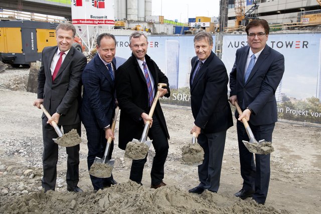 Beim Spatenstich: Klaus Schierhackl, Erwin Soravia, Norbert Hofer, Erich Hohenberger und Heinz Sommerbauer. (v.l.). | Foto: Alle Fotos: Helmut Jakich
