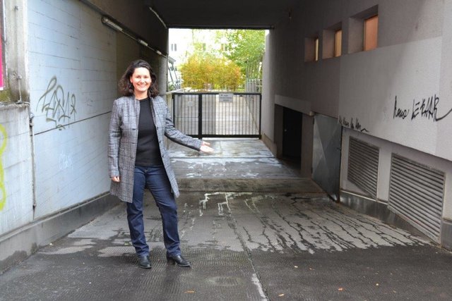 Bezirkschefin Veronika Mickel kämpft für die Öffnung des Durchgangs in der Strozzigasse. | Foto: BV 8