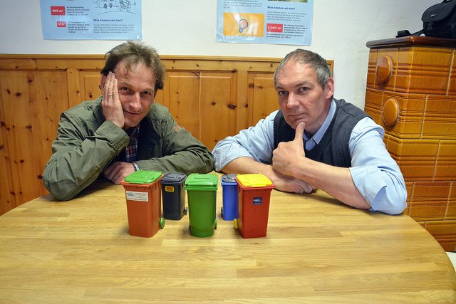 Peter Pagitsch (GF Abfallwirtschaftsverbund Lungau) und Leonhard Gruber (GF Lungauer Bildungsverbund) wollen mit den Reparatur-Cafés unter anderem dafür sorgen, dass Müll vermieden wird, indem Gegenstände wieder in Schuss gebracht werden.
