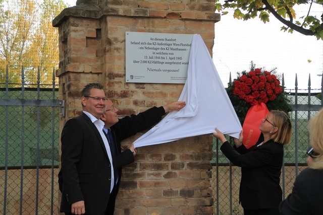 Bezirksvorsteher Georg Papai enthüllte die Gedenktafel am ehemaligen KZ-Außenlagen in der Hopfengasse 8. | Foto: Karl Fitzbauer