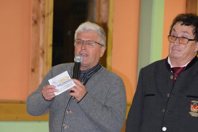 Peter Gschwentner (li.) vom EV Angerberg präsentiert den Europacup 2018 in der Kufsteiner Eisarena. | Foto: Friedl Schwaighofer