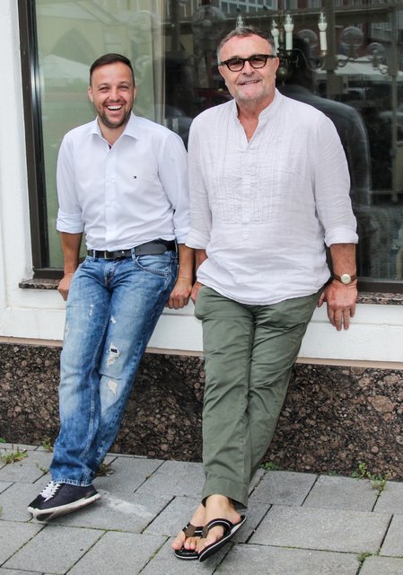 &lt;f&gt;Als die Kaffeehauswelt&lt;/f&gt; noch völlig in Ordnung schien: Jürgen Höfler (l.) und Roman Schärf. | Foto: Kreska