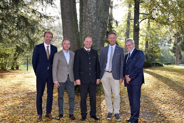 Unterschiedliche Verwaltungsstrukturen, aber ähnliche Herausforderungen und das gemeinsame Interesse an Lösungen für Spannungen im Wald verbinden die Alpenländer genauso wie die Vertreter von Land- und Forstwirtschaft und Jagd. Von li.: Ressortdirektor Klaus Unterweger (Südtirol), Kantonsoberförster August Ammann (St. Gallen), Land- und Forstwirtschaftsreferent LHStv Josef Geisler, Landesforstdirektor Josef Fuchs und Landesjägermeister Anton Larcher. 
 | Foto: © Land Tirol/Entstrasser-Müller