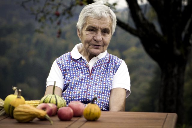 Maria Rücker, fertigt seit 1960 die Erntekrone in Perchtoldsdorf in Handarbeit. | Foto: ServusTV