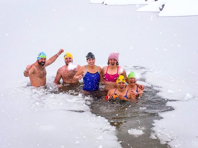 Als Draufgabe gaben sich noch einige Teilnehmer  den Gletschersee, die Landecker natürlich mit dabei 