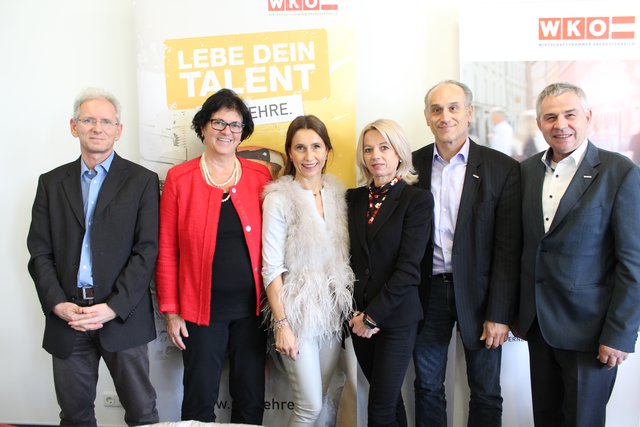 V. l.: Harald Slaby (AMS Schärding), Monika Wilks (PTS Münzkirchen), Eva Panholzer (Pflichtschulinspektorin), Ingeborg Salletmayr (Friseurteam Ingeborg Münzkirchen), Johann Froschauer, Alois Ellmer. | Foto: Ebner