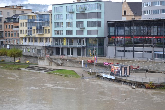 Die Drauterrassen und die Bootsanlegestelle vor dem CCV. Der Pegelstand der Drau liegt momentan bei 1,20 Meter