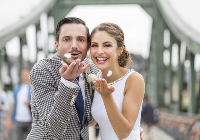 Bräute haben meist klare Vorstellungen vom Hochzeitskleid. Doch wie im Alltag ist letztlich entscheidend, dass der Schnitt des Kleides zur Figur passt. | Foto: MEV