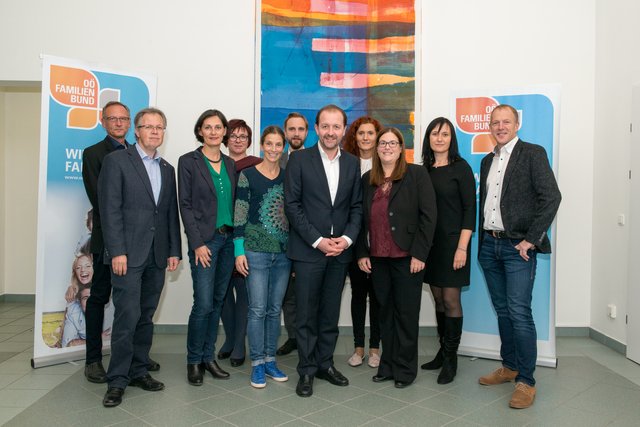 OÖ Familienbund-Landesobmann Bernhard Baier (Mitte) gemeinsam mit dem neu gewählten Vorstand und der OÖ Familienbund-Geschäftsführerin Simone Schleifer. | Foto: OÖ Familienbund/Roland Koch