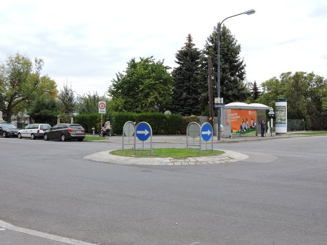 Auf der anderen Straßenseite des Kreisverkehrs befindet sich die Busstation des 27A, mit dem Kinder zur Schule fahren. | Foto: Schuster