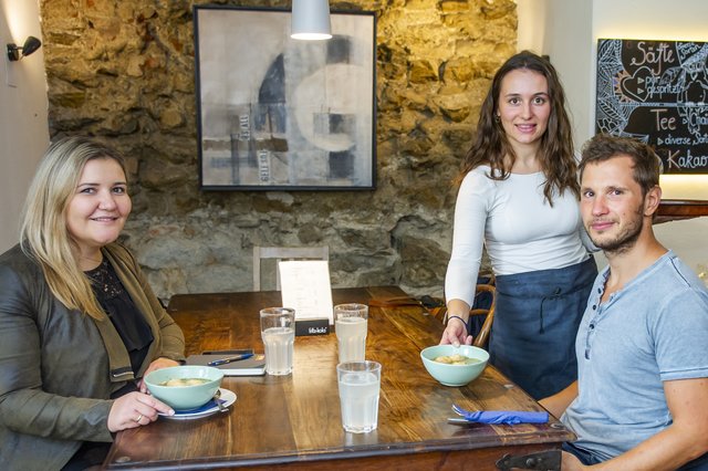Zu Tisch: Martina Maros-Goller (WOCHE, l.) und Jonathan Stallegger wurden im Café Erde von Lena Baronigg bewirtet.