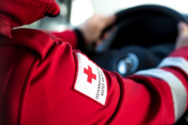 Der verletzte 72-Jährige wurde mit Verletzungen unbestimmten Grades ins BKH Reutte gebracht. | Foto: ÖRK Reutte