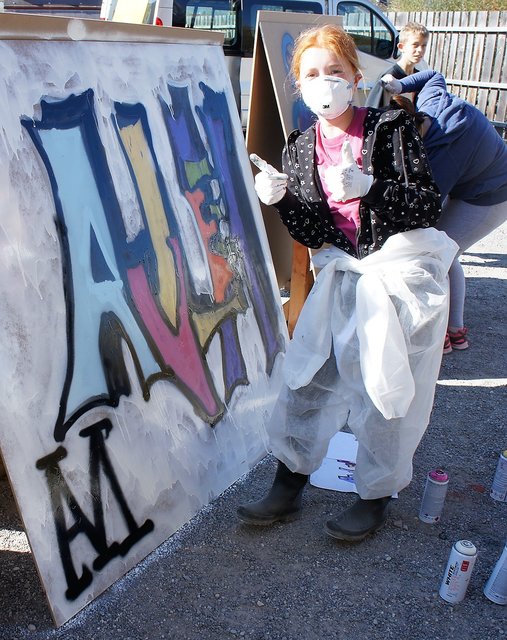Gut geschützt gestalteten die Jugendlichen ihr eigenes kleines Kunstwerk. | Foto: MOJA Ehrwald