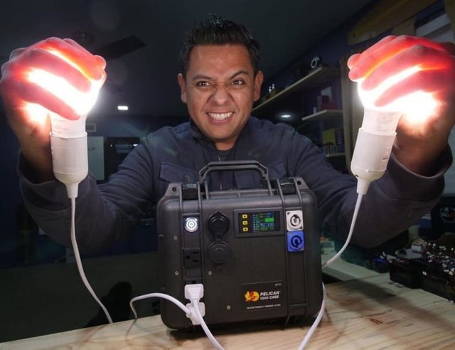 Garcia mit seinem Strom Generator in einem Peli Case | Foto: https://www.youtube.com/watch?v=m04CXhoQ2jU
