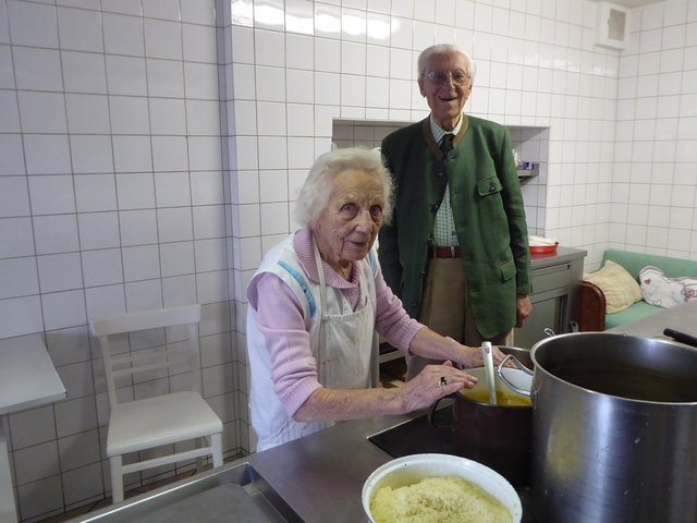 Die beiden 100-jährigen Frieda Stranzinger und Heinrich Zach.  | Foto: Daringer Kunstmuseum Aspach
