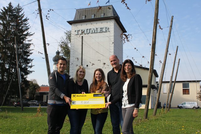 Markus und Karin Zuckerstätter vom Verein „active – Freizeitbegleitung für Menschen mit Beeinträchtigung“ mit Manuela Mödlhammer, Christian Fressner und Martina Hehenberger von der Trumer Privatbrauerei (v.l.).  | Foto: Trumer Privatbrauerei