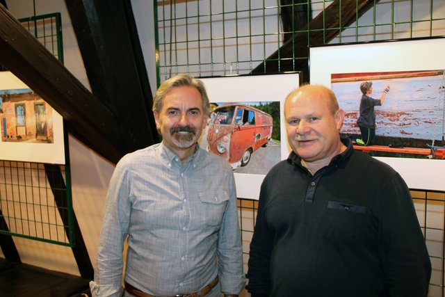 <f>Erich Glaser</f> und Franz Lendl vor rostigem VW-Oldtimer.