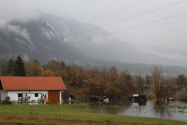 Neun Häuser sind durch den Pressegger See gefährdet