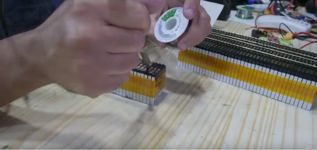 Garcia verlötet die Akkus in Serie und parallel die entsprechenden Rechner findest du auf energieblogger | Foto: https://www.youtube.com/watch?v=m04CXhoQ2jU