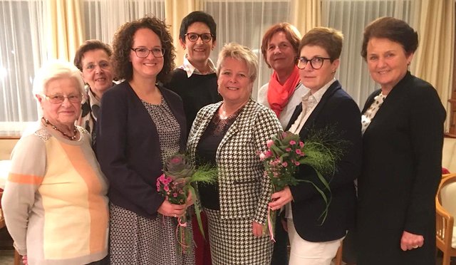 Pia Kastner (3.v.l.) folgt Elisabeth Kölblinger (2.v.r) als Leiterin der Vöcklabrucker ÖVP-Frauen nach. | Foto: ÖVP-Frauen