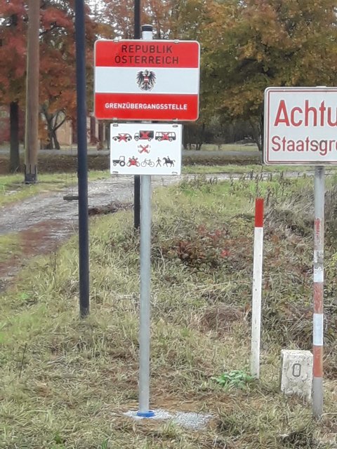 Neue Schilder: An sechs Übergängen in den Bezirken Güssing und Jennersdorf dürfen Pkw und Motorräder nicht mehr die Grenze passieren. | Foto: Gemeinde Heiligenkreuz