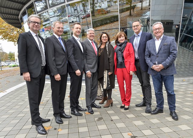 (v.li.) LR Christopher Drexler (Stmk.), Oberösterreichs LH Thomas Stelzer, BM Gernot Blümel, LH Peter Kaiser (Kärnten), Wiens Kulturstadträtin Veronica Kaup-Hasler, Tirols LRin Beate Palfrader, LR Christian Bernhard (Vbg.) und LHStv Heinrich Schellhorn (Salzburg) trafen sich am Wörthersee zur LandeskulturreferentInnenkonferenz.
