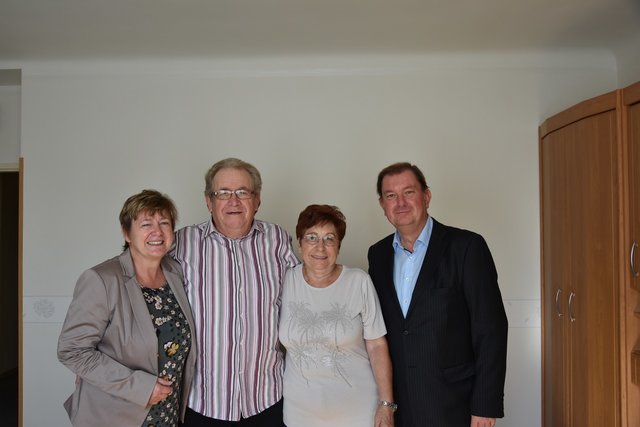 Dem Ehepaar Sylvia und  Josef Kogler gratulierten zur goldenen Hochzeit GRin Gabriela Janschka und Bgm. Herbert Janschka. | Foto: Marktgemeinde Wiener Neudorf