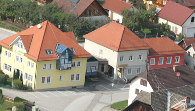 &lt;f&gt;Die "alte Post"&lt;/f&gt; (grünes Haus) befindet sich im Gemeindeeigentum und stand sieben Jahre leer | Foto: Gemeinde Ruden