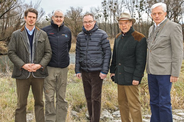 Stephan Pernkopf, Nationalparkdirektor Carl Manzano, Bernd Lötsch sowie Carl und Max Abensperg-Traun in der Petroneller Au. | Foto: Kern