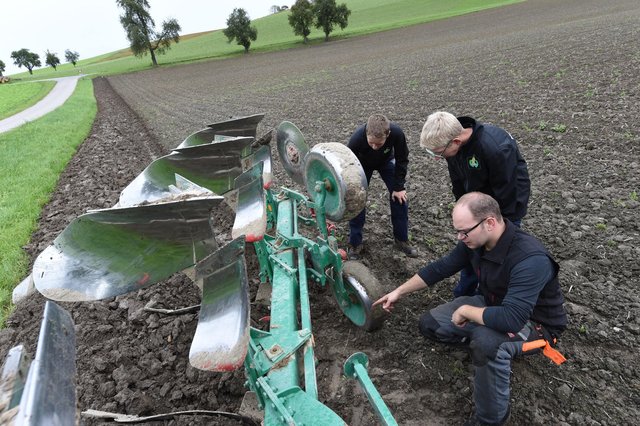 Pflugeinstellung wird im Praxisunterricht „Pflanzenbau“ gelehrt. | Foto: LWBFS Waizenkirchen