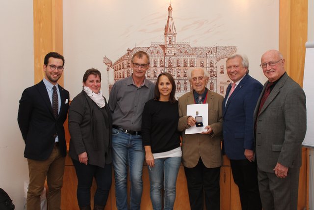 Mag. Dr. Tibor Szalachy (BH Neunkirchen), GR Nina Katzgraber, GR Günter Pallauf, Enkelin Manuela Nase, Rudolf Franz Seidl, Bürgermeister Herbert Osterbauer und GR Franz Berger (v.l.).