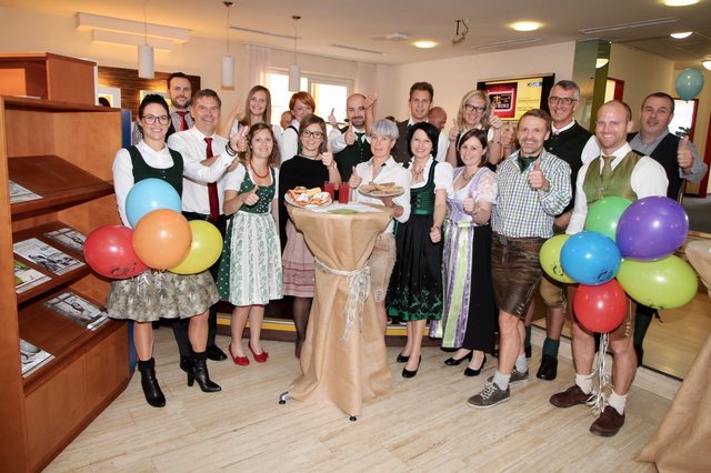 Das Team der Raiffeisenbank Hartberg rund um die Dir. Heinz Gigler und Christian Kirchsteiger lud zum „Spartageheurigen“. | Foto: Alfred Mayer