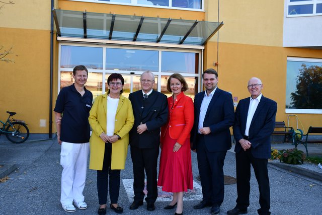 Besuch im Lise Prokop Seniorenzentrum Stadt Haag: DGKP Stubauer –Pflegedienstleitung, LAbg. Michaela Hinterholzer, OMR Dr. Anton Hengst- Heimleiter und konnten LR Christiane Teschl-Hofmeister (4.v.l.) gemeinsam mit Bgm. Lukas Michlmayr (5.v.l.) durch das Haus führen.